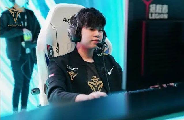 持高强度的 持高强度的