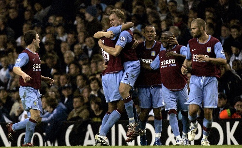 接任人选： 目前由名宿费查 担任临时主帅，带队出战本週对阵般尼的联赛。名宿内维尔强烈建议球队不要再做「战术实验」，应寻找具备曼联 DNA 的教练，卡里克 也被点名是潜在人选。